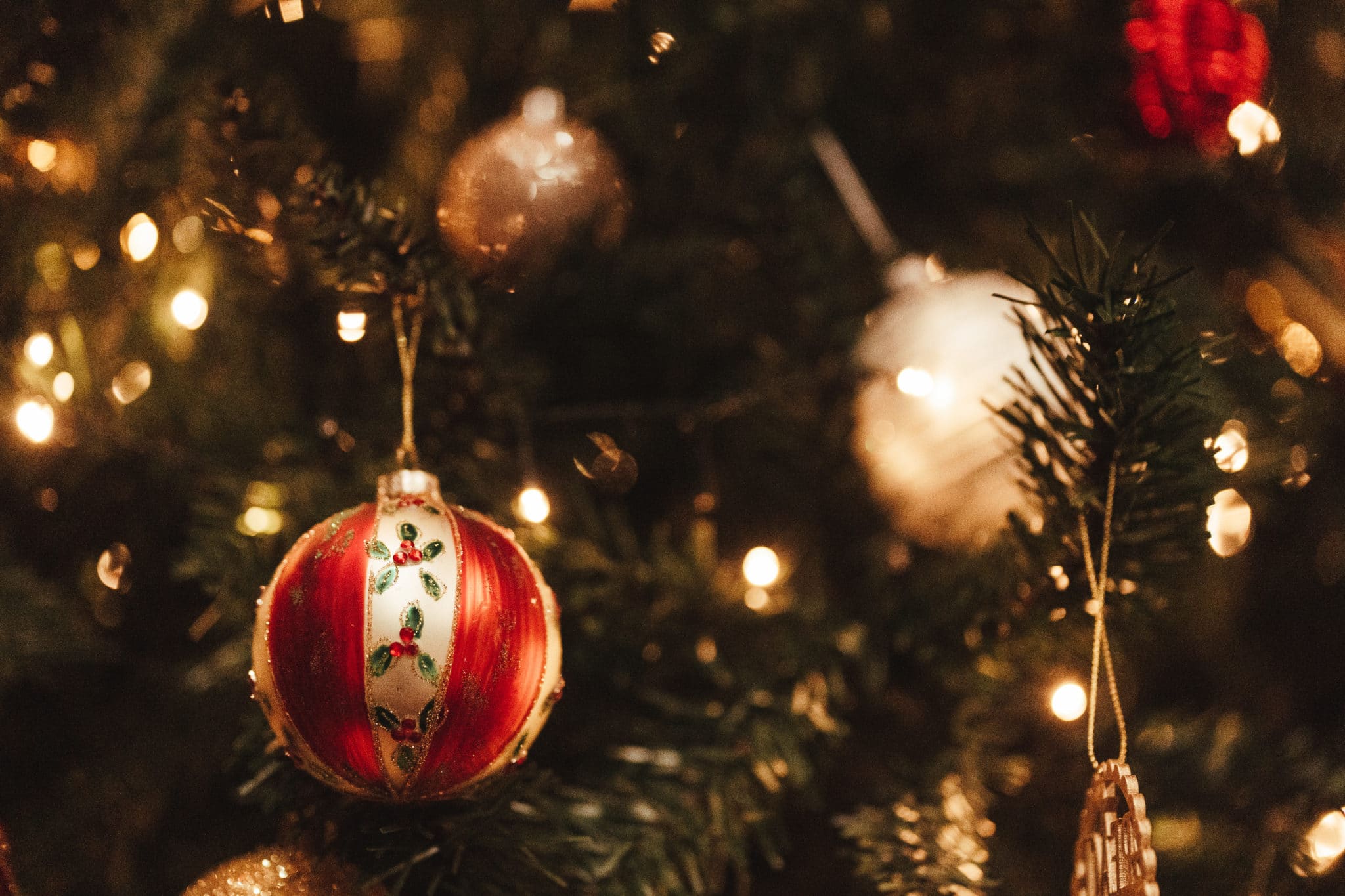 Christmas tree with red and white decoration