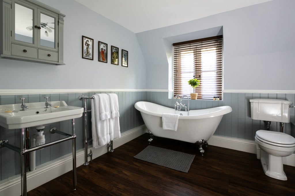 Bathroom with a toilet, tub and double sink