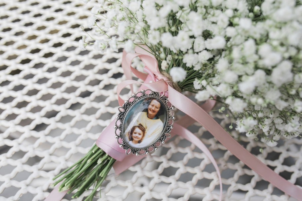 White bouquet with an image of a mother and her daughter