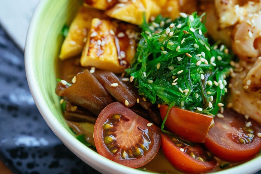 Salad with tomato, sesame and other vegetables