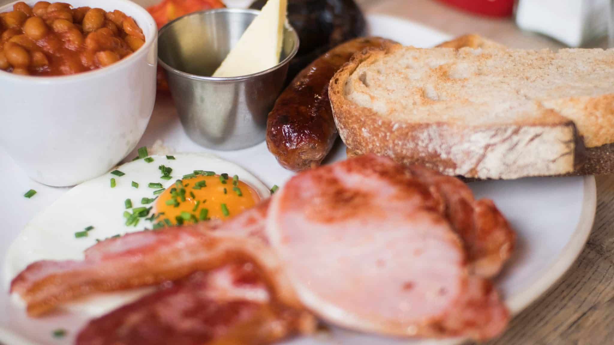 English Breakfast with sausage, fried egg, beans and ham